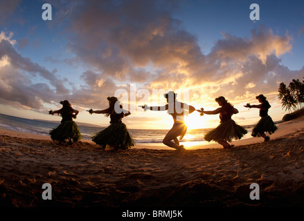 Silhouette of hula dancers at sunset at Palauea Beach, Maui, Hawaii. Stock Photo