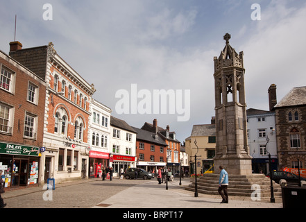 UK, England, Cornwall, Launceston, Market Square, shops and War Memorial Stock Photo