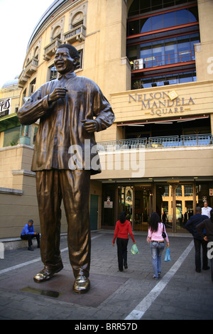 Nelson Mandela statue at Nelson Mandela Square in Sandton Stock Photo