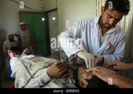 medical care to victims of the floods in pakistan Stock Photo