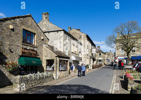 The main street and square in the village of Grassington, Upper Wharfedale, Yorkshire Dales, North Yorkshire, England, UK Stock Photo