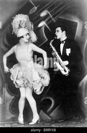 Woman dancing, man playing saxophone, Jazz, historic photograph, around 1925 Stock Photo