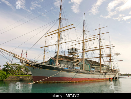 'Falls of Clyde' iron hull 4 masted fully rigged ship only remaining sail driven oil tanker berthed at Honolulu Hawaii.. Ships of the 1800s Stock Photo