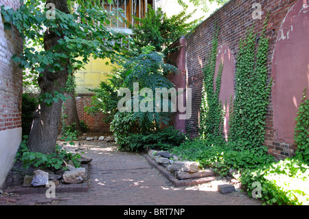 Bladen's Court in Elfreth Alley, - the oldest still inhabited street in Philadelphia, Pennsylvania, USA Stock Photo