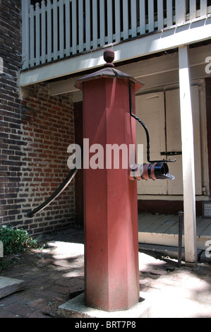 Bladen's Court in Elfreth Alley, - the oldest still inhabited street in Philadelphia, Pennsylvania, USA - water pump Stock Photo