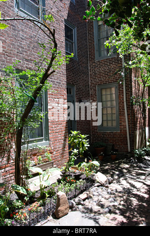 Bladen's Court in Elfreth Alley, - the oldest still inhabited street in Philadelphia, Pennsylvania, USA Stock Photo