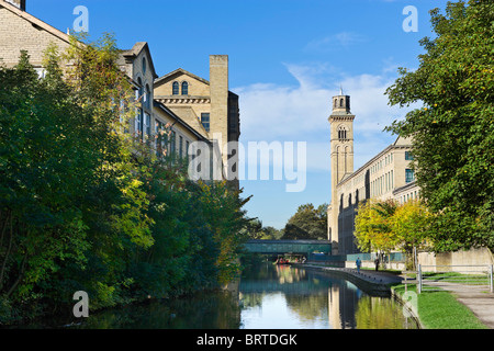 Salts Mill on the Leeds and Liverpool Canal, Saltaire, near Bradford, West Yorkshire, England, UK Stock Photo