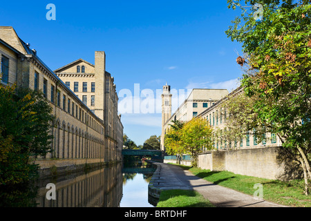 Salts Mill on the Leeds and Liverpool Canal, Saltaire, near Bradford, West Yorkshire, England, UK Stock Photo