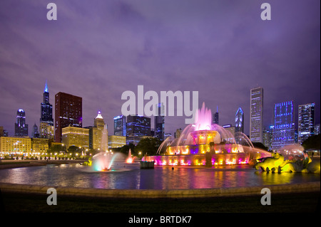 Buckingham Fountain With Chicago Skyline At Night, Chicago, Illinois, USA Stock Photo