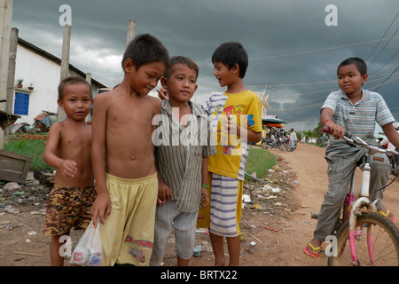 CAMBODIA Children playing Phnom Penh Stock Photo - Alamy