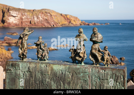 St Abbs, Berwickshire, Scottish Borders, Scotland, UK Bronze memorial sculpture to East Coast Fishing Disaster near St Abbs Head Stock Photo