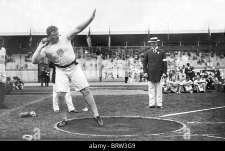 Pat MacDonald shotputting, Olympic Games in Stockholm, Swedem, historic photograph, 1912 Stock Photo