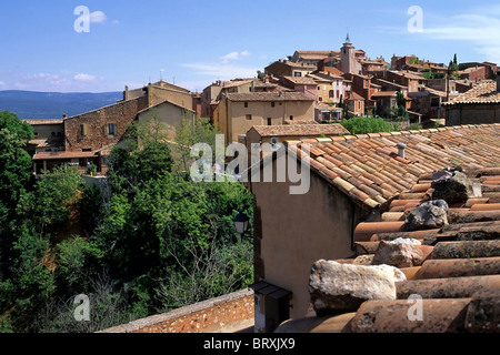 VIEW OF THE ROOFS OF A PROVENCAL VILLAGE, ONE OF THE MOST BEAUTIFUL VILLAGES IN FRANCE, ROUSSILLON, VAUCLUSE (84), FRANCE Stock Photo