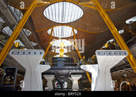 ARCHITECTURAL DETAIL OF TERMINAL 4 OF THE BARAJAS AIRPORT, DESIGNED BY THE ARCHITECT RICHARD ROGERS, MADRID, SPAIN