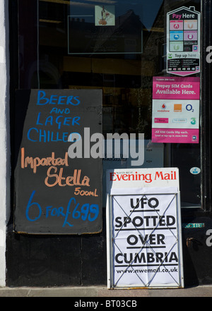 Cause and effect? Sign outside off-licence about UFO being spotted in Cumbria Stock Photo