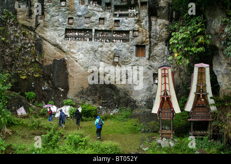 Cliff graves and effigies of dead at Lemo, Tana Toraja, South Sulawesi, Indonesia Stock Photo