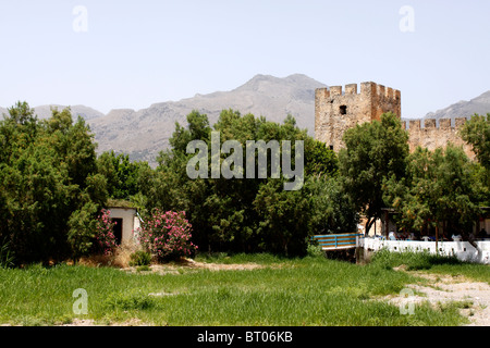 THE LEFKA ORI, WHITE MOUNTAINS, RISE ABOVE FRANGOKASTELLO ON THE GREEK ISLAND OF CRETE. Stock Photo