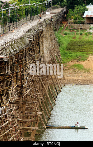 wooden bridge over kheuan khao laem reservoir, sangkhlaburi, thailand Stock Photo