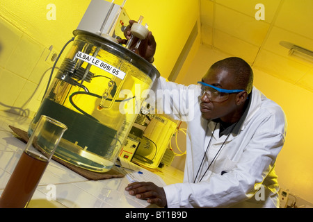 Luba Oil Freeport. Technician measuring viscosity of gasoil from oil tank farm in laboratory Stock Photo