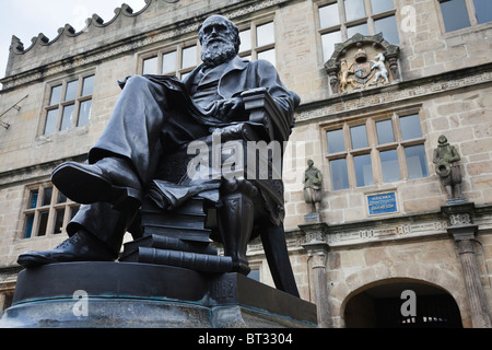 Statue of Charles Darwin outside Shrewsbury public library (formerly Shrewsbury School where he was educated). Stock Photo