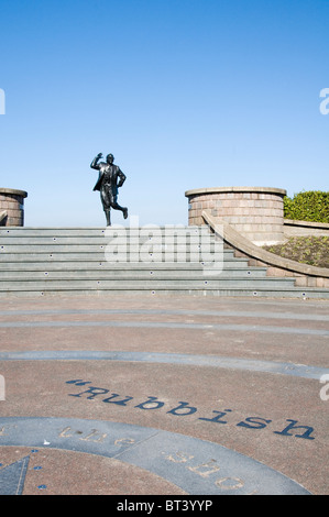 eric morecombe statue on morecombe bay sea front Lancashire uk comedian comedy ernie wise double act bronze memorial Stock Photo