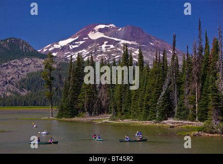 SPARKS LAKE, OREGON, USA - People in canoes kayaks, South Sister,  a volcano in the Cascades mountains of Central Oregon. Stock Photo