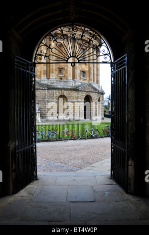 Radcliffe Camera, Oxford as viewed from the Quadrangle of the Bodliean Library Stock Photo