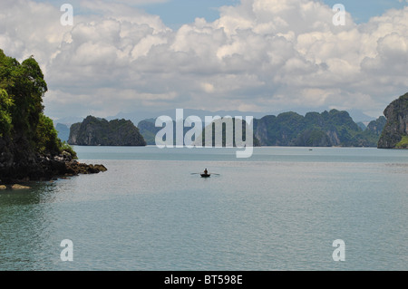 Rowing boat in Halong Bay, Vietnam Stock Photo