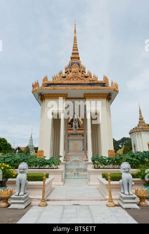 Equestrian Statue of the King Norodom Ist in the Gardens of the Royal Palace in Phnom Penh, Cambodia Stock Photo