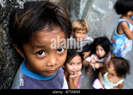 philippines panay iloilo kids in slum Stock Photo - Alamy