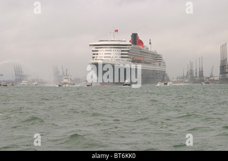 Queen Mary 2 leaving Southampton Stock Photo