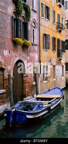 Ponte Ruga Bella lies in the heart of Venice, Italy away from the tourist attractions of Piazza San Marco and the Rialto Bridge. Stock Photo