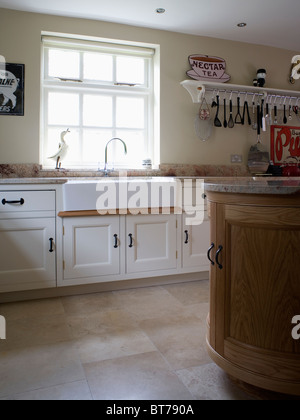 https://l450v.alamy.com/450v/bt790a/large-belfast-sink-below-window-in-cream-country-kitchen-with-limestone-bt790a.jpg