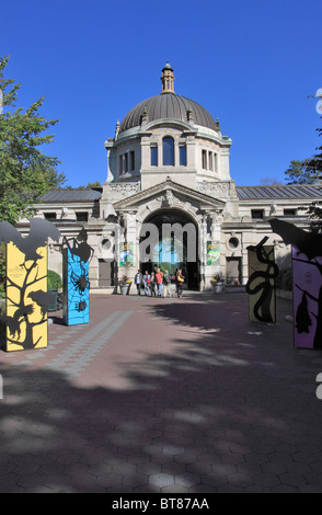 The Zoo Center building at the center of the Bronx Zoo, New York City Stock Photo