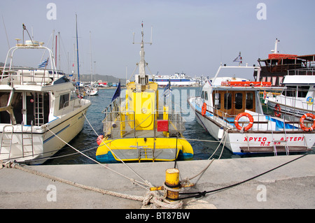 Excursion boats and submarine in harbour, Zakynthos Town, Zakynthos, Ionian Islands, Greece Stock Photo