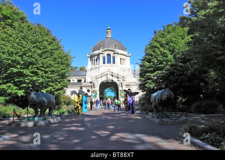 The Zoo Center building at the center of the Bronx Zoo, New York City Stock Photo