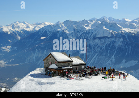 Skiers at the refuge Les Violettes of the Swiss Alpin Club in the Pennine Alps, Crans Montana, Valais, Switzerland Stock Photo