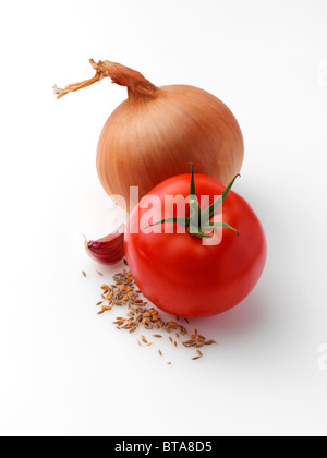 Tomato with cloves of garlic and a red onion Stock Photo - Alamy
