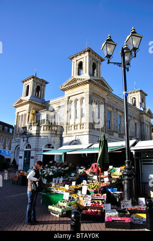 Market by Old Town Hall, Market Place, Kingston upon Thames, Royal Borough of Kingston upon Thames, Greater London, England. UK Stock Photo