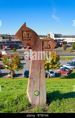 Carved wooden Burnley Way marker by the Straight Mile, Leeds & Liverpool Canal, Burnley, Lancashire, England, UK. Stock Photo