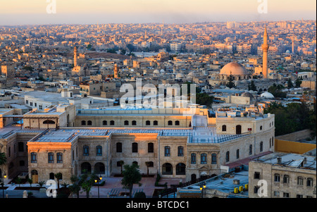 Middle East 1950-1955: Syria View of the city of Aleppo with the citadel  above Date: 1950 Location: Aleppo, Syria Keywords: fortresses, landscapes,  panoramas Stock Photo - Alamy