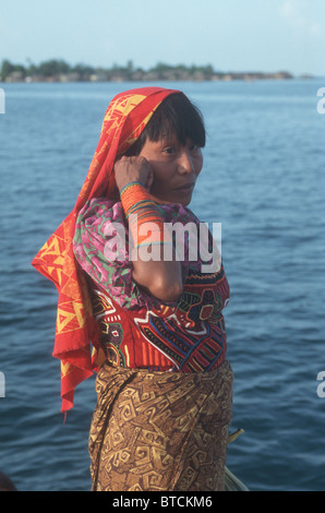 PANAMA NATIVE KUNA WOMAN WEARING TRADITIONAL MOLAS DRESS SAN BLAS ISLANDS Stock Photo