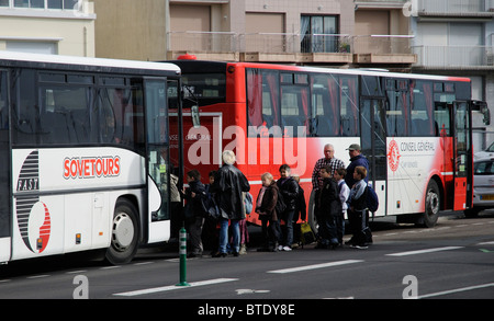 Schoolchildren boarding a educational tour bus Stock Photo