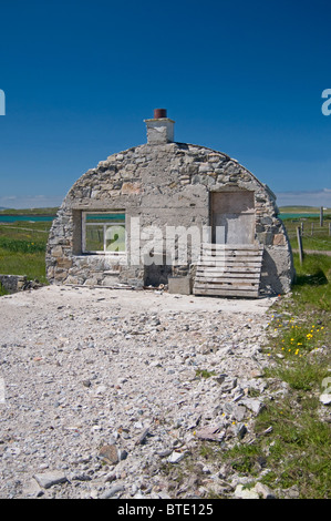 The recogniseable gable end remains of a Nissen hut, Isle of  Berneray, Outer Hebrides, Western Isles.  SCO 6921 Stock Photo