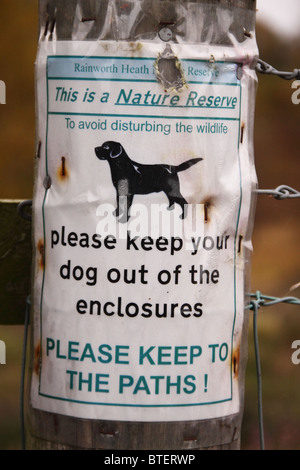 Sign keep dogs on lead keep to paths at the entrance to a nottinghamshire wildlife trust nature reserve Stock Photo