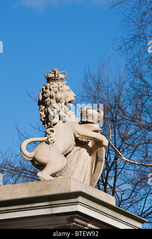 Stone Lion statue on gate of Kensington Gardens in early spring, March 2010 Stock Photo
