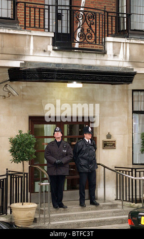 Police at King Edward VII Hospital in London Stock Photo