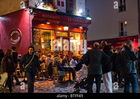 Paris, France, Busy Lively Street Scene, People in Montmartre District, Eating alFresco at Parisian cafe Bistro 'Le Consulat' at Night, restaurant Paris terrasse, night Stock Photo