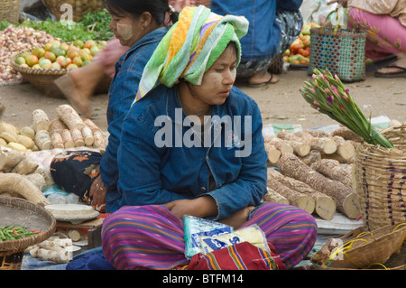 Trading in the fruit and vegetable market, Bagan (Pagan), Myanmar (Burma) Stock Photo