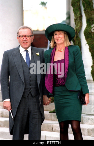 SIR DAVID FROST AND WIFE LADY CARINA, AT THE WEDDING OF SANTA PALMER-TOMKINSON IN LONDON Stock Photo